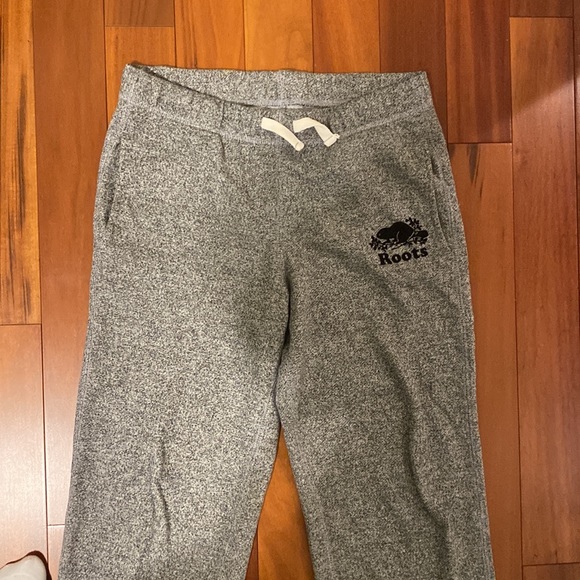 Roots kids grey sweats - Picture 2 of 6